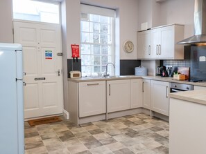 Kühlschrank, Geschirrspüler, Wasserkocher, Toaster