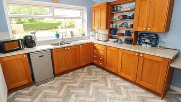 Cottage | Privékeuken | Een koelkast, een vaatwasser, een waterkoker, een broodrooster
