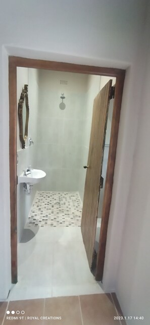 Cottage | Bathroom | Shower, hair dryer, towels