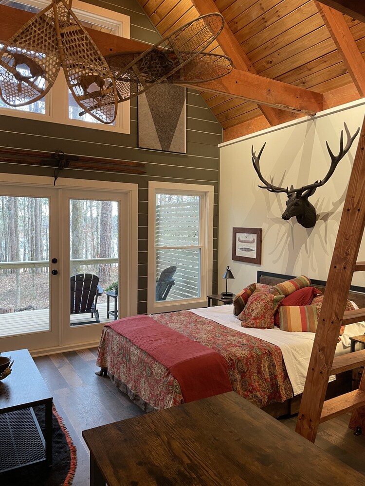 West Point Lake Bungalow with private boat dock, close to marina and