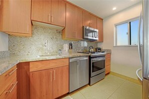 Condo, 2 Bedrooms | Dapur peribadi | Pembancuh kopi/teh, peti sejuk, ketuhar, pembakar roti 