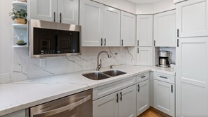 Appart'hôtel, 2 chambres | Cuisine privée