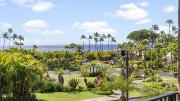 Condo, 2 Bedrooms | Property grounds