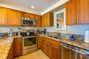 Condo, 2 chambres | Cuisine privée | Cafetière-théière, réfrigérateur, un four, grille-pain