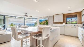 Condo, 2 phòng ngủ | Bếp riêng | Tủ lạnh, lò nướng, dụng cụ pha cà phê/trà