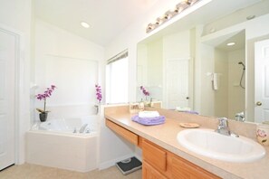 House, 4 Bedrooms | Bathroom