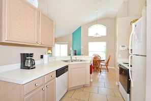 House, 4 Bedrooms | Private kitchen - Palm Villa 4 Bedroom Home by RedAwning (Haines City)