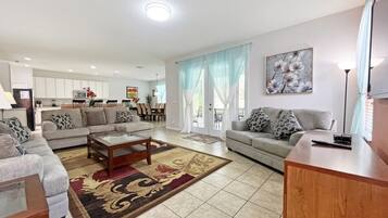 House, 6 Bedrooms | Living area