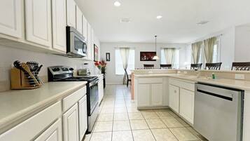 House, 6 Bedrooms | Private kitchen