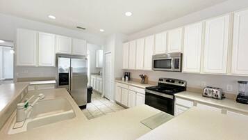 House, 6 Bedrooms | Private kitchen