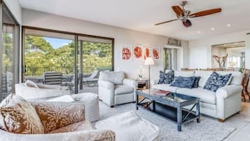 Condo, 2 quartos | Área de estar