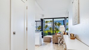 Un interior moderno con cocina, zona de estar con vistas y un amplio ventanal.