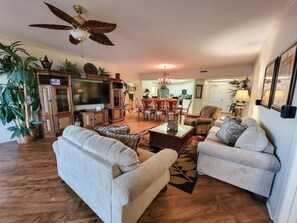 Living area - 207 Margate 4 Bedroom Condo (Myrtle Beach)