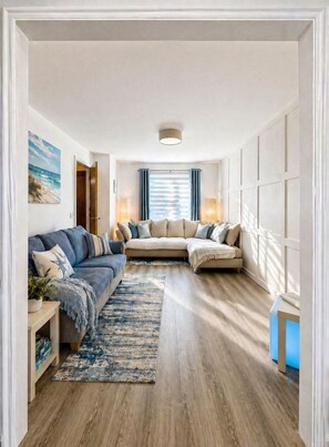 A modern living room with a sectional sofa, a coffee table, and a rug. - Standrews- Sleeps4- Familyfriendly- Newlyrenovated (St. Andrews)