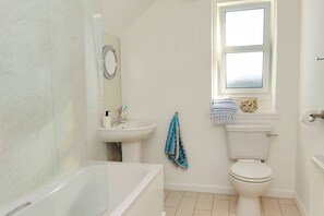 Combined shower/bathtub, deep-soaking bathtub, hair dryer, towels - Lovely 2-bed House in St Andrews, Scotland (St. Andrews)
