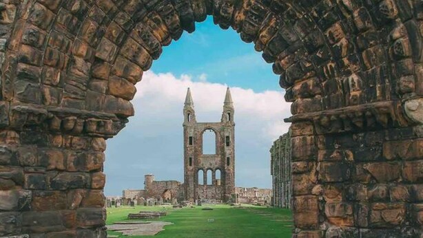 An ancient stone archway leading to a historic church with a tall bell tower. - Standrews- Sleeps4- Familyfriendly- Newlyrenovated (St. Andrews)