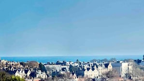 A coastal town with historic buildings and a view of the sea. - Standrews- Sleeps4- Familyfriendly- Newlyrenovated (St. Andrews)