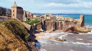 A historic stone castle with ruins, a tower, and a beach in the foreground. - Standrews- Sleeps4- Familyfriendly- Newlyrenovated (St. Andrews)