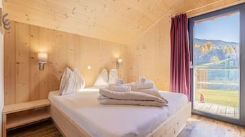 4 bedrooms, iron/ironing board, free WiFi, bed sheets