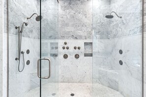 Combined shower/bathtub, towels - Seaside "Happy Our" | 6BR |Sleeps 18 | 4 Bikes | Pools (Santa Rosa Beach)