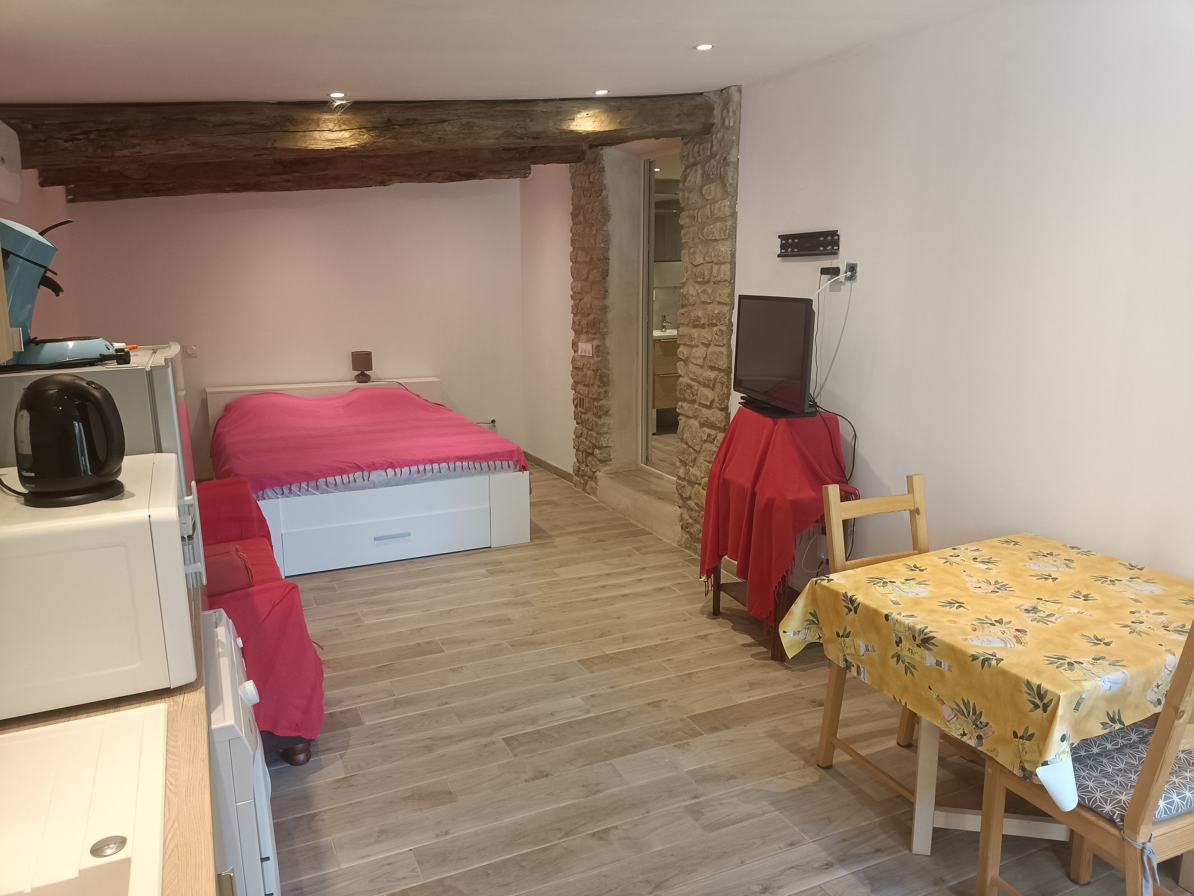 1 chambre, lit parapluie, Wi-Fi gratuit, draps fournis