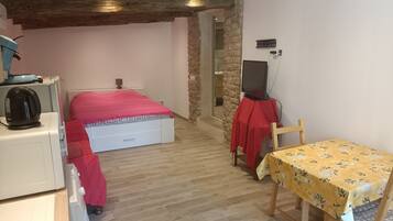 1 chambre, lit parapluie, Wi-Fi gratuit, draps fournis