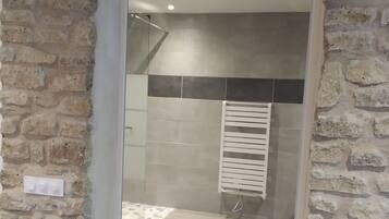 Een douche, een haardroger, handdoeken