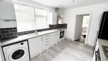 Deluxe Double Room | Shared kitchen | Fridge, microwave, oven, cookware/dishes/utensils