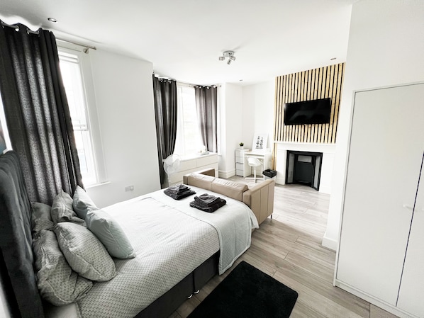 Chambre Deluxe double | Rideaux dâobscurcissement, fer et planche Ă repasser