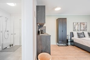 Suite with balcony | Bathroom | Eco-friendly toiletries, hair dryer, towels, soap - Limehome Metzingen Wilhelmstr. (Metzingen)