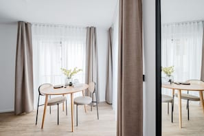 Suite | Oppholdsområde | En 50-tommers smart-TV med kabel-kanaler samt TV