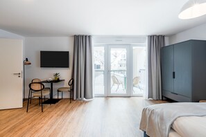 Comfort Suite with balcony | 起居区 | 50-英寸智能电视 （配备有线频道）、电视