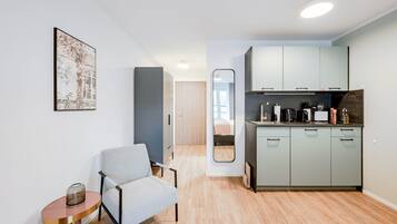 Suite with balcony | Eigene KĂŒche | KĂŒhlschrank, Espressomaschine, Wasserkocher mit Kaffee-/Teezubehör