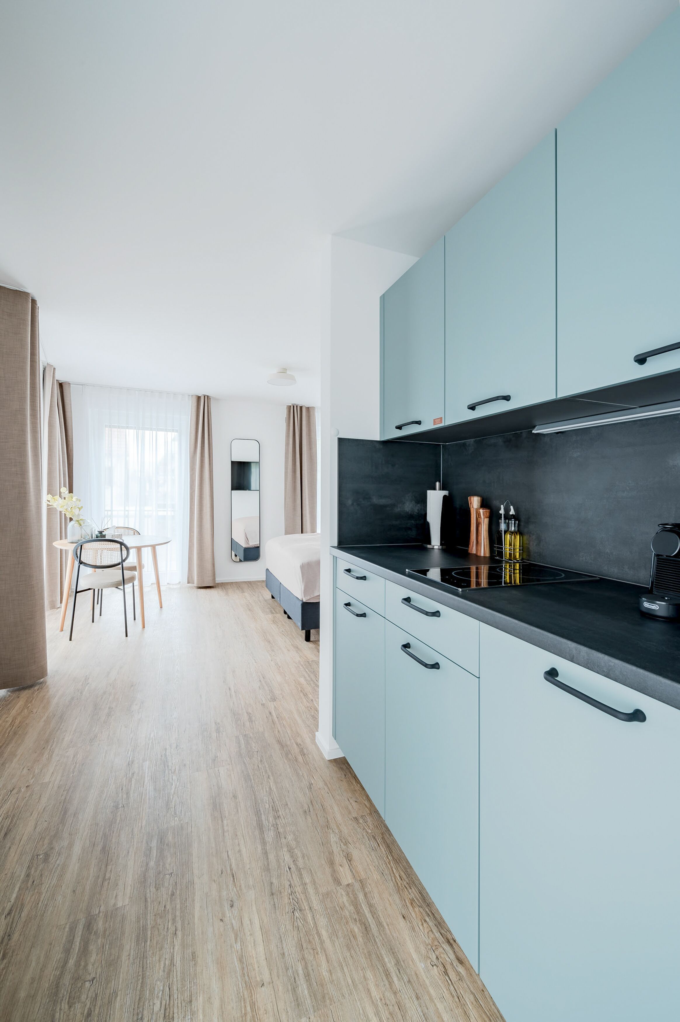 Suite | Cocina privada | Refrigerador, cafetera de espresso y cafetera y tetera 