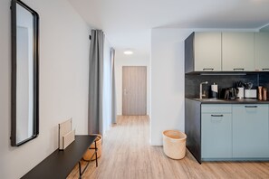 Suite with balcony | Private kitchen | Fridge, espresso maker, coffee/tea maker, electric kettle - Limehome Metzingen Wilhelmstr. (Metzingen)