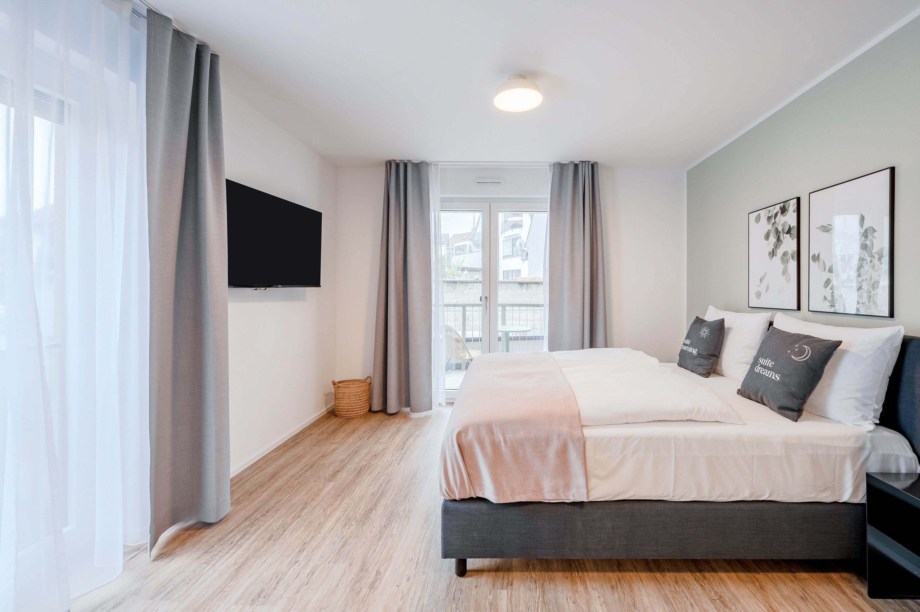 Suite with balcony | 1 habitación, decoración personalizada y muebles diferentes 
