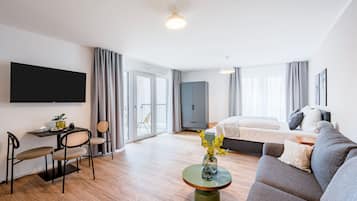 Comfort Suite with balcony | 起居区 | 50-英寸智能电视 (配备有线频道)、电视