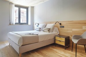 3 makuuhuonetta, silitysrauta/-lauta, vuodevaatteet