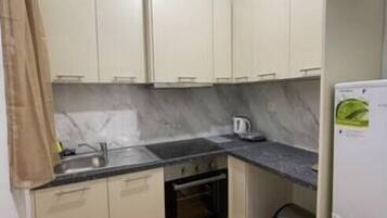 Apartamento | Cozinha privada | Geladeira grande, fogão, cooktop, talheres/pratos/utensílios de cozinha