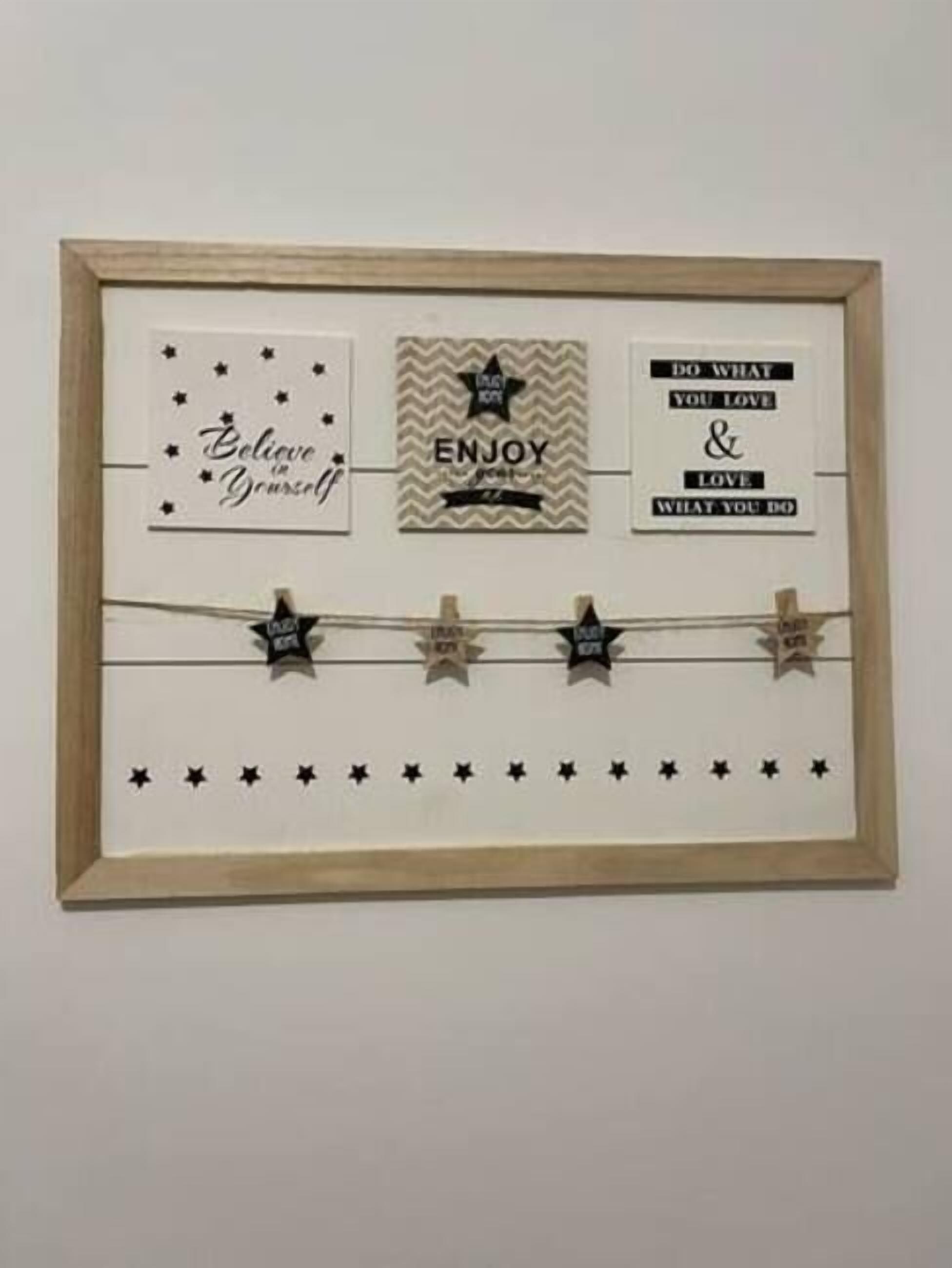 Une affiche encadrée, à caractère motivant, avec des phrases comme « Croyez en vous » et « Profitez de la vie ».