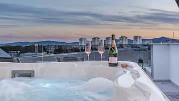 Superior Apartment, 2 Bedrooms, Hot Tub, Courtyard View | Terrace/patio