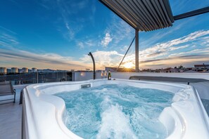 Un bain à remous avec la silhouette de la ville en arrière-plan.