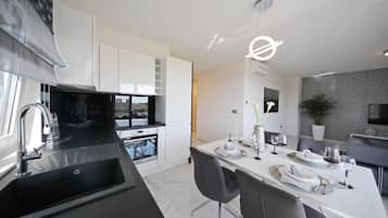 Full-sized fridge, microwave, oven, stovetop