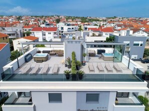 Superior-Apartment, 2 Schlafzimmer, Whirlpool, Blick auf den Innenhof | Terrasse/Patio
