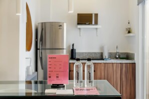 Kühlschrank, Mikrowelle, Herdplatte, Wasserkocher mit Kaffee-/Teezubehör