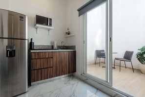 Kühlschrank, Mikrowelle, Herdplatte, Wasserkocher mit Kaffee-/Teezubehör