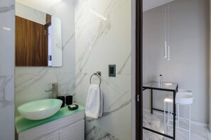 Dusche, Haartrockner, Handtücher, Shampoo