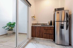 Jääkaappi, mikroaaltouuni, liesi, kahvin-/teenkeitin