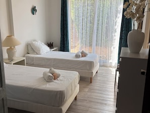 6 bedrooms, iron/ironing board, WiFi, bed sheets