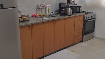 Family Apartment | Dapur peribadi | Peti sejuk/penyejuk beku saiz penuh, ketuhar gelombang mikro, ketuhar